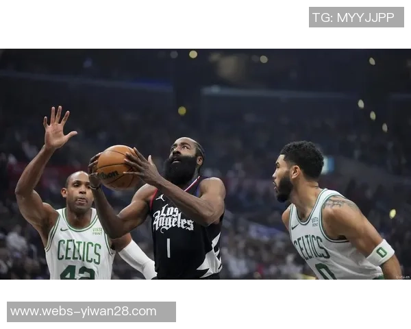 凯尔特人对决快船激战正酣NBA赛季精彩瞬间回顾与分析